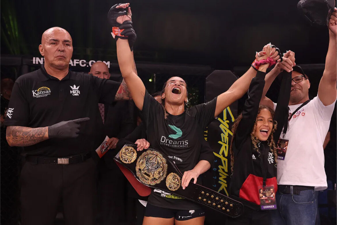 Talita Bernardo defendeu o cinturão peso galo na luta principal do Invicta FC 55 (Foto: Dave Mandel/Invicta FC)