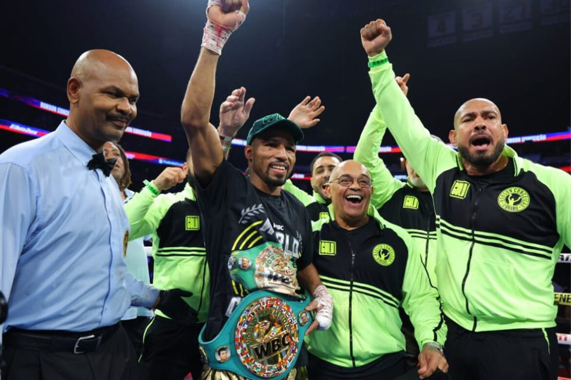 Robson Conceição venceu O'Shaquie Foster e conquista cinturão super-pena da WBC (Foto: WBC/Divulgação)